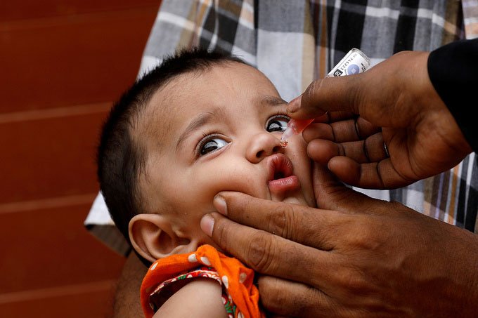 Trẻ em tại Pakistan được uống vaccine bại liệt, ngày 20/7.