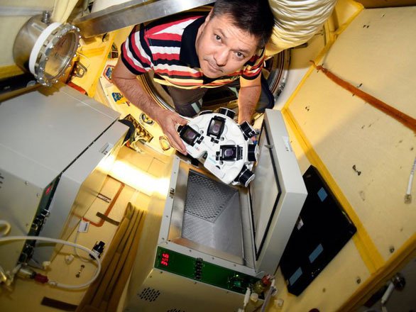 Nhà du hành vũ trụ người Nga Oleg Kononenko cầm một chiếc máy in 3D sinh học trên ISS