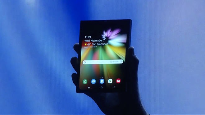 NÓNG: Samsung phô diễn điện thoại có màn hình gập lại “chất lừ”