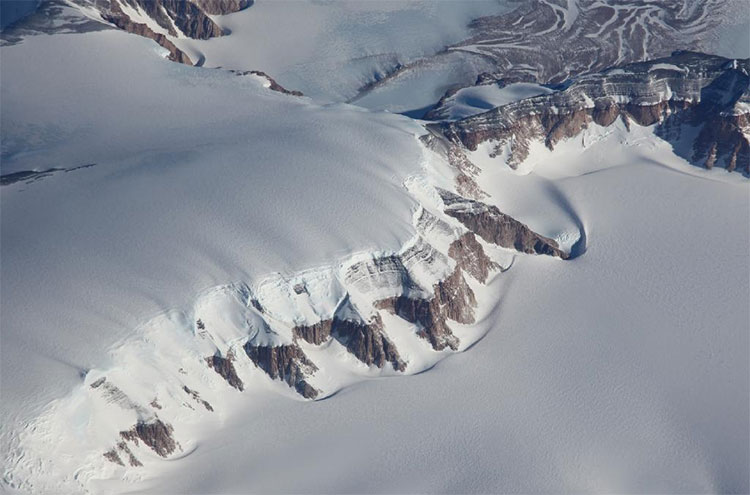 Dãy núi Transantarctic ở Nam Cực, nơi 52 viên thủy tinh thiên thạch được tìm thấy 