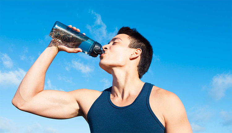 Nên uống nước khi làm một số việc hàng ngày, như đang ăn vặt hay nghe nhạc.