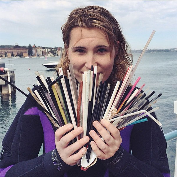 Nữ thợ lặn Kasey Turner đi bơi tại bờ biển Manly (Úc), tìm thấy 319 chiếc ống hút chỉ trong 20 phút.