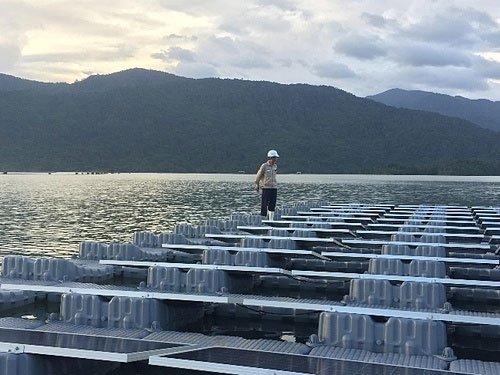 Công nhân kiểm tra hệ thống phao tại Dự án Nhà máy Điện mặt trời nổi hồ Đa Mi.