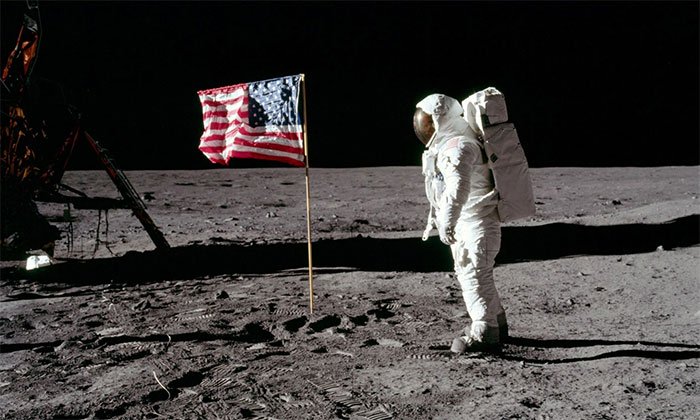 Phi hành gia chào cờ Mỹ trong cuộc đổ bộ Mặt trăng Apollo 11.