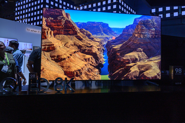 Cận cảnh TV 8K màn hình lớn nhất thế giới 98 inch của Samsung - Ảnh 1.