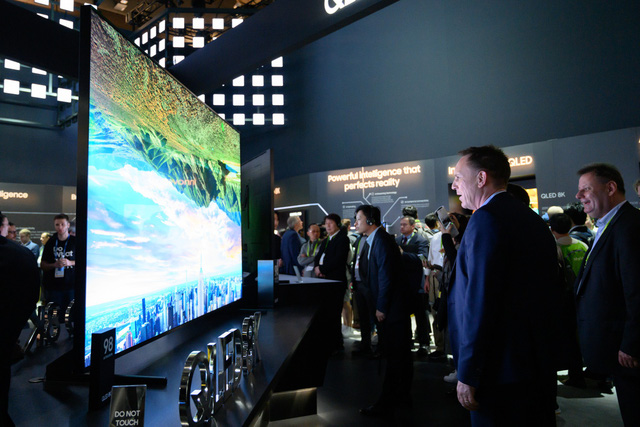 Cận cảnh TV 8K màn hình lớn nhất thế giới 98 inch của Samsung - Ảnh 2.