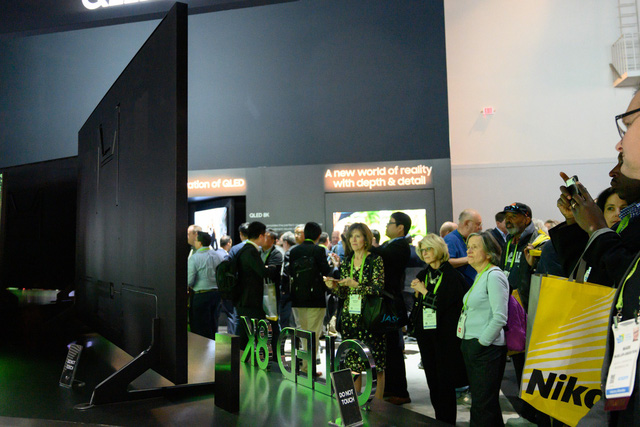 Cận cảnh TV 8K màn hình lớn nhất thế giới 98 inch của Samsung - Ảnh 9.