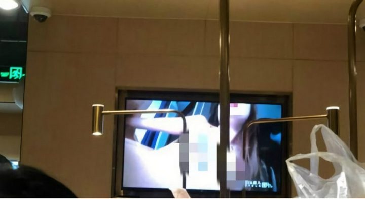 Trung Quốc: Nhân viên quản lý bảng quảng cáo chiếu phim người lớn vì tưởng màn hình đã tắt