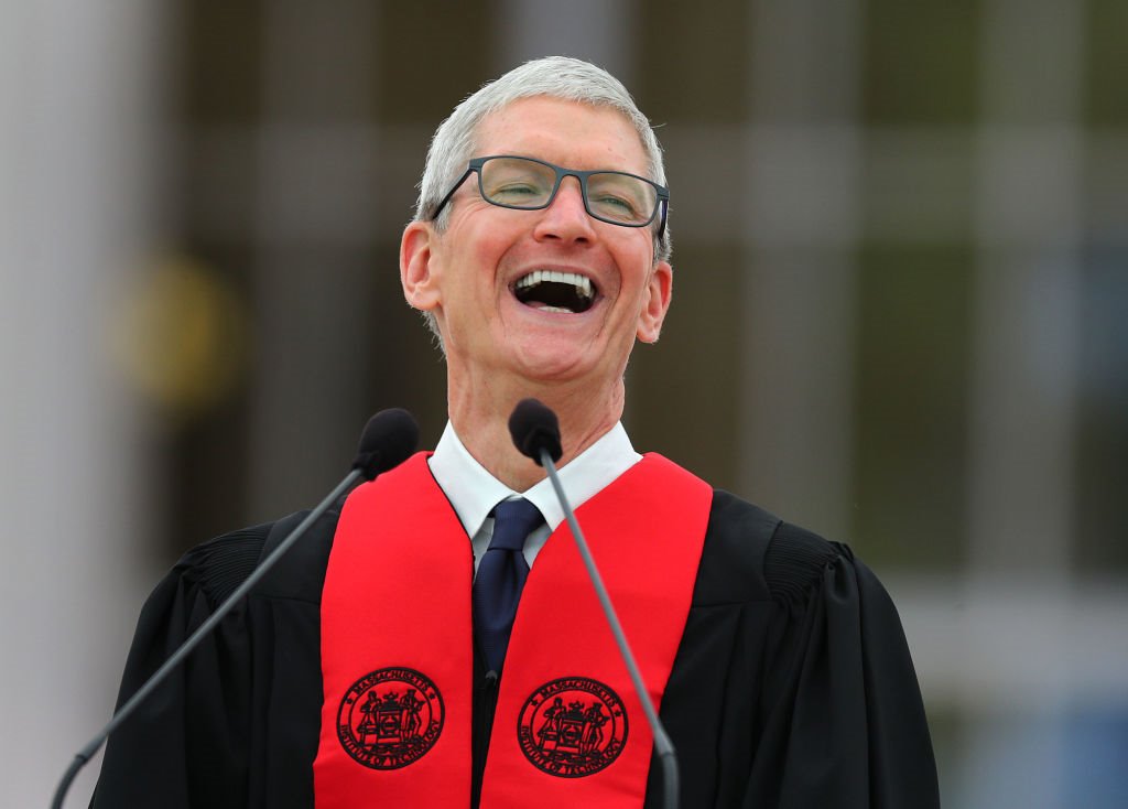CEO Apple nhận lương cao gấp hơn 280 lần nhân viên