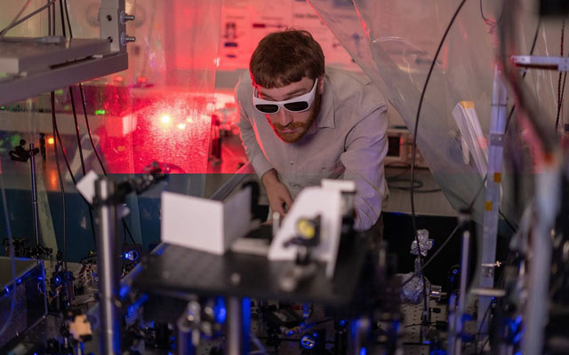 Thí nghiệm sử dụng 10 chùm laser có bước sóng khác nhau để làm mát các ion. 