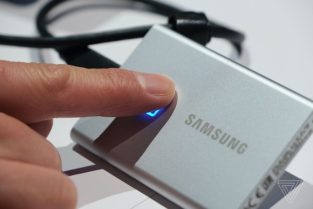 SSD di động Samsung T7 Touch: cảm biến vân tay, chịu va đập 2m ảnh 2