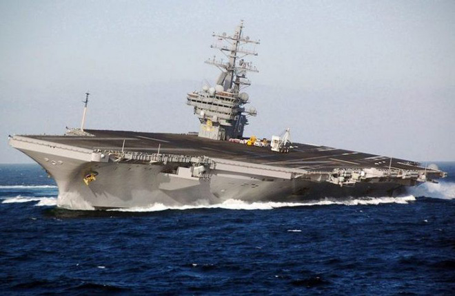 Tàu sân bay USS Ronald Reagan tiến hành kiểm tra bánh lái vào tháng 10/2007