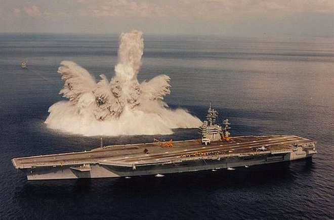Tàu sân bay USS Theodore Roosevelt bên cạnh một vụ nổ thử nghiệm