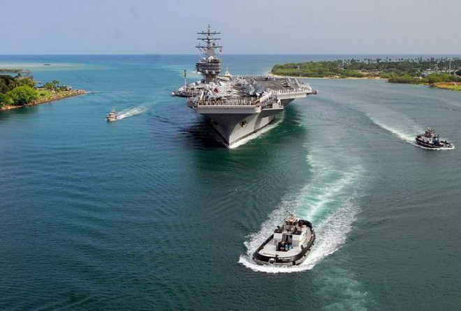 Thủy quân lục chiến Mỹ trên tàu sân bay USS Ronald Reagan (CVN 76) khi đi qua Trân Châu Cảng ở Hawaii vào ngày 28/6/2010