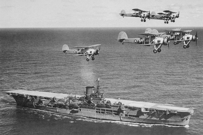 Tàu sân bay Ark Royal của Anh đang cho máy bay cất cánh vào năm 1939