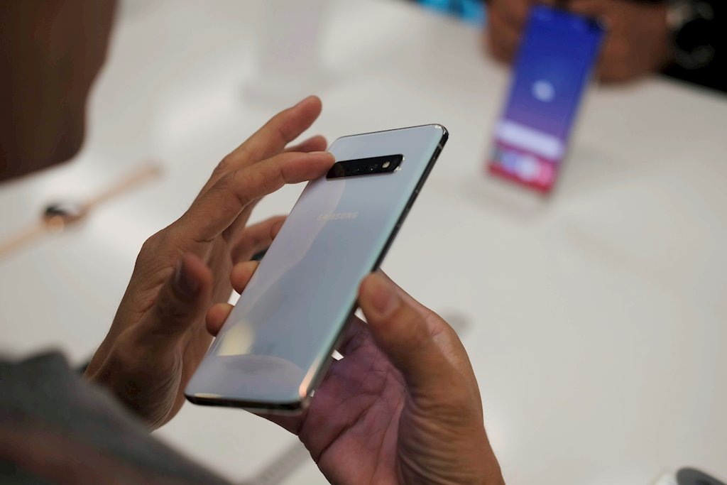 ​Các siêu thị di động tiếp tục cho đổi iPhone lấy Galaxy S10