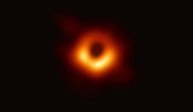 Hình ảnh đầu tiên về một lỗ đen.