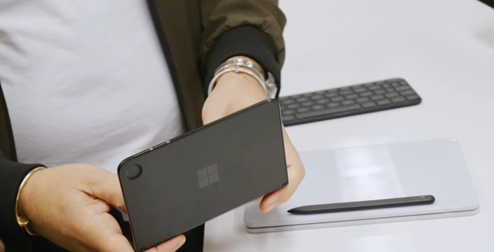 Giám đốc điều hành Microsoft đăng ảnh chụp đầu tiên của Surface Duo ảnh 1