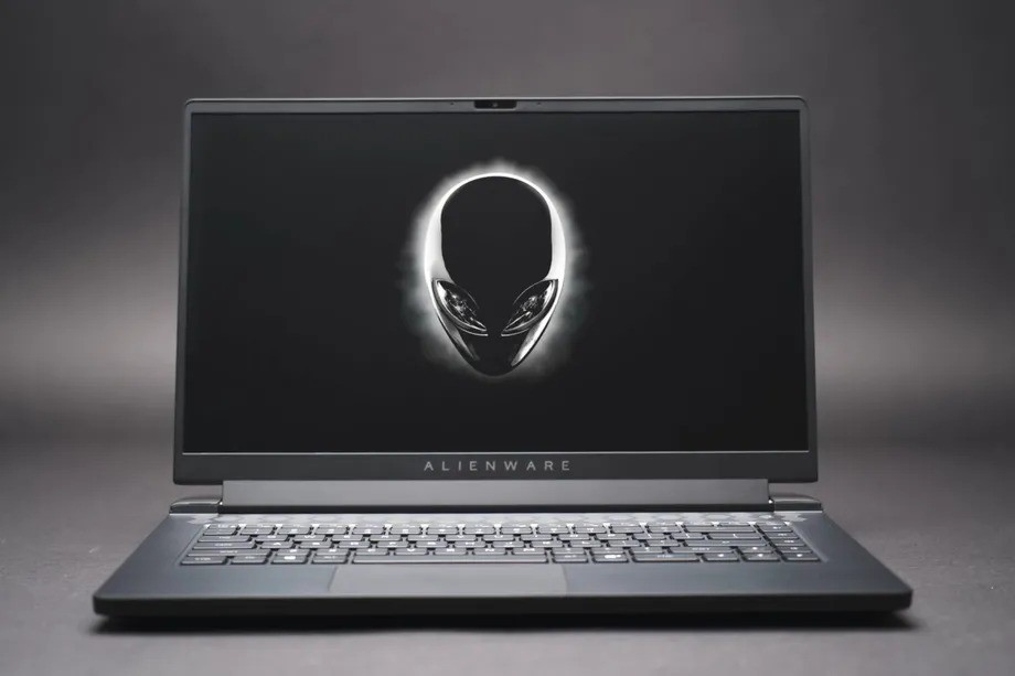 M15 R5 là laptop gaming sử dụng chip AMD đầu tiên của Alienware ảnh 1