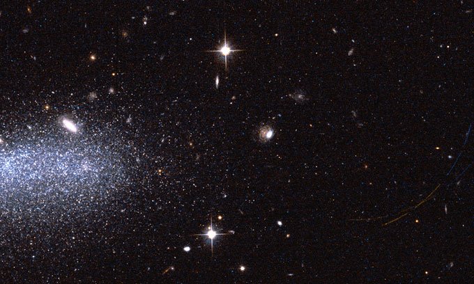 Kính Hubble chụp thiên hà AGC111977 và các tiểu hành tinh.