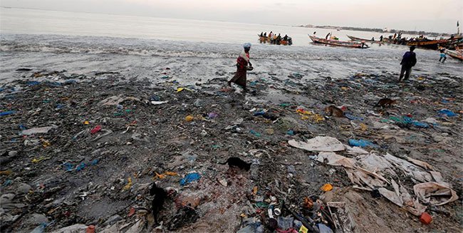 Ở cảng cá ngoại ô thành phố Dakar, Senegal, người dân đón các tàu cá trở về tại bờ biển ngập rác.