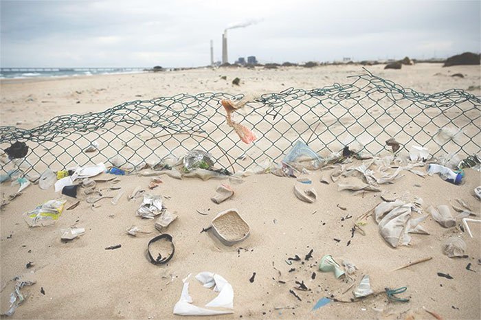 Sản phẩm nhựa bỏ đi nằm rải rác trên bãi cát ở bờ biển Địa Trung Hải thuộc lãnh thổ Ashkelon