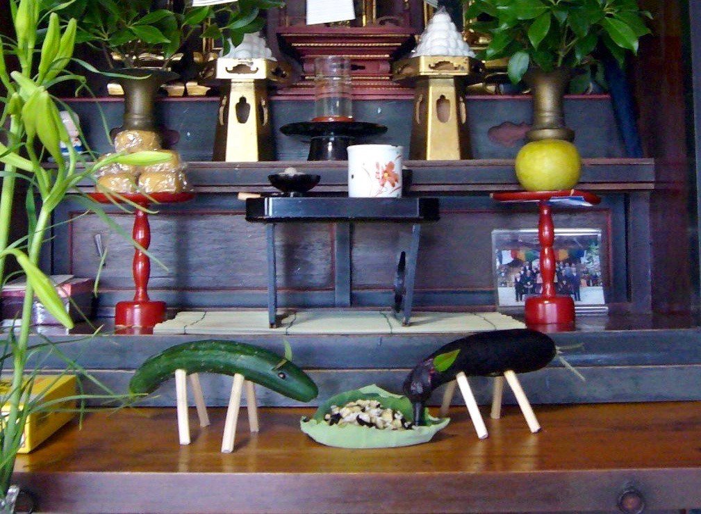 Obon là sự kiện của những người Nhật theo Phật giáo diễn ra trong 3 ngày của tháng 8 dương lịch hằng năm.