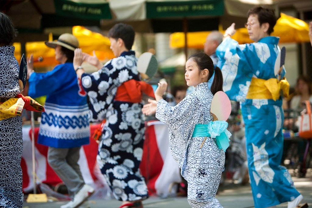 Ngày cuối cùng, người Nhật mặc bộ kimono mùa hè (yukata) và cùng nhau tham gia điệu múa Obon (bon odori) theo vòng tròn. 
