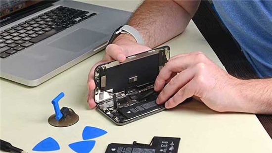 Apple ra tay chặn pin lô trên các iPhone đời mới, ép người dùng đến chính hãng