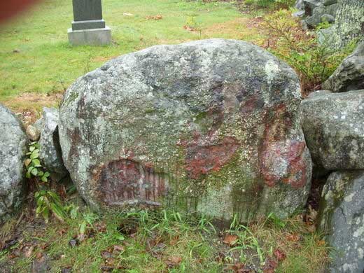 Hòn đá nổi tiếng nằm trong khuôn viên nghĩa trang thuộc nhà hội nghị Bắc Manchester, Mỹ.