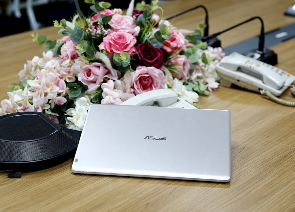 ASUS VivoBook S15 530UN: laptop hạng sang trong tầm giá trung bình