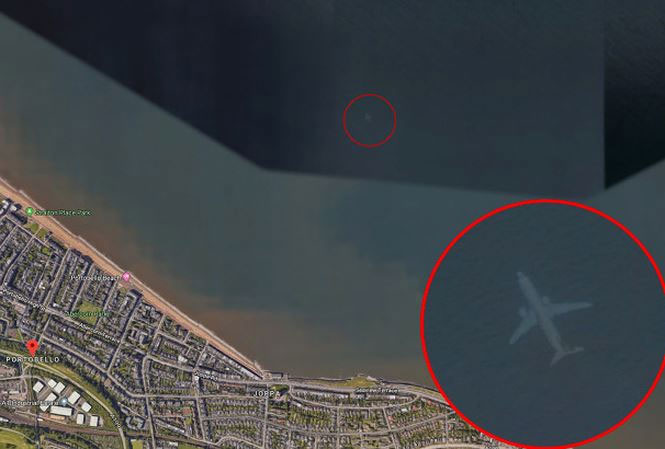 Hình ảnh trên Google Earth cho thấy một chiếc máy bay đang ở dưới biển.