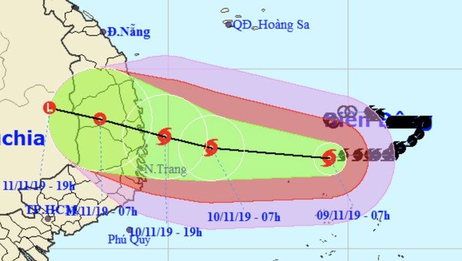 Dự báo đường đi của bão cho thấy tâm bão áp sát Quảng Ngãi - Khánh Hòa vào tối 10/11.