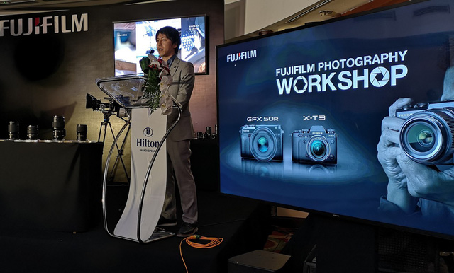 Fujifilm tổ chức buổi giới thiệu và trải nghiệm mẫu máy ảnh không gương lật GFX 50R mới ra mắt của hãng tại Hà Nội.