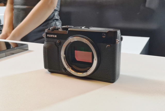 Fujifilm ra mắt máy ảnh không gương lật GFX 50R giá gần 110 triệu đồng