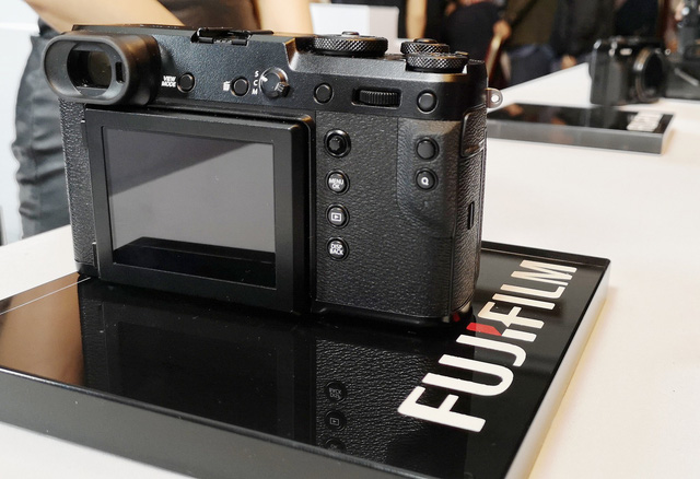 Fujifilm ra mắt máy ảnh không gương lật GFX 50R giá gần 110 triệu đồng