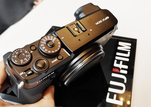 Hình ảnh mẫu máy ảnh không gương lật Fujifilm GFX 50R.