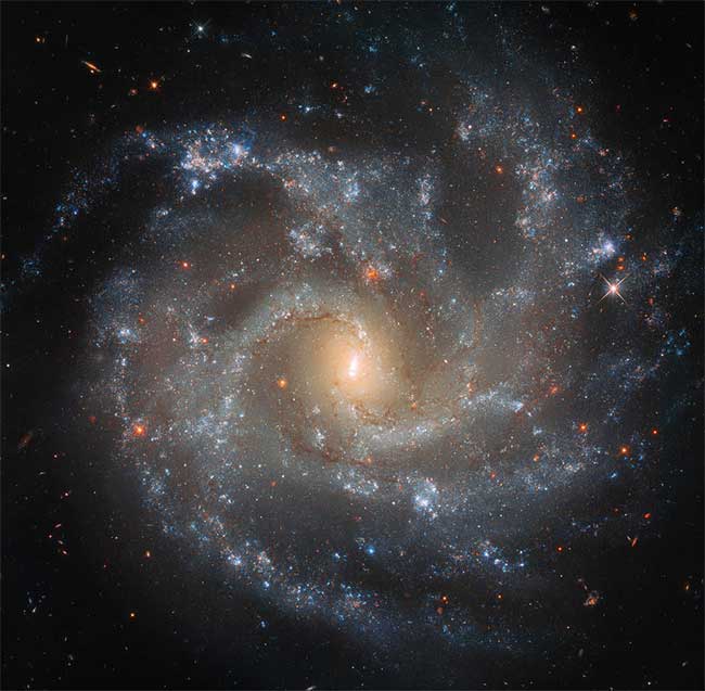 Ảnh thiên hà NGC 5468 chụp bởi kính viễn vọng Hubble.
