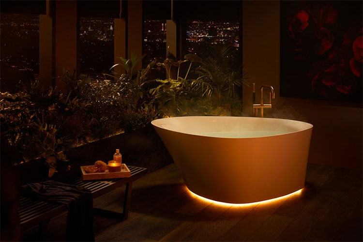 Bồn tắm với những đường cong tinh tế và được chiếu sáng nhẹ nhàng. Nó có giá khoảng 5.000 USD.