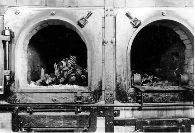 Những mẩu xác còn sót lại trong lò ở trại tập trung Buchenwald, Đức. 