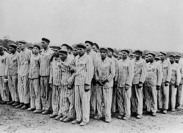 Tù nhân đứng điểm danh ở trại tập trung Buchenwald. 