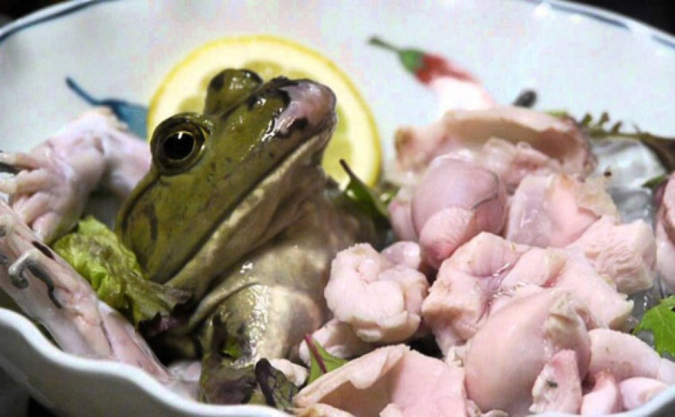 Tại Nhật Bản và cả Trung Quốc, ếch được cắt thành từng miếng fillet với quả tim vẫn còn đập rồi ăn sống. 