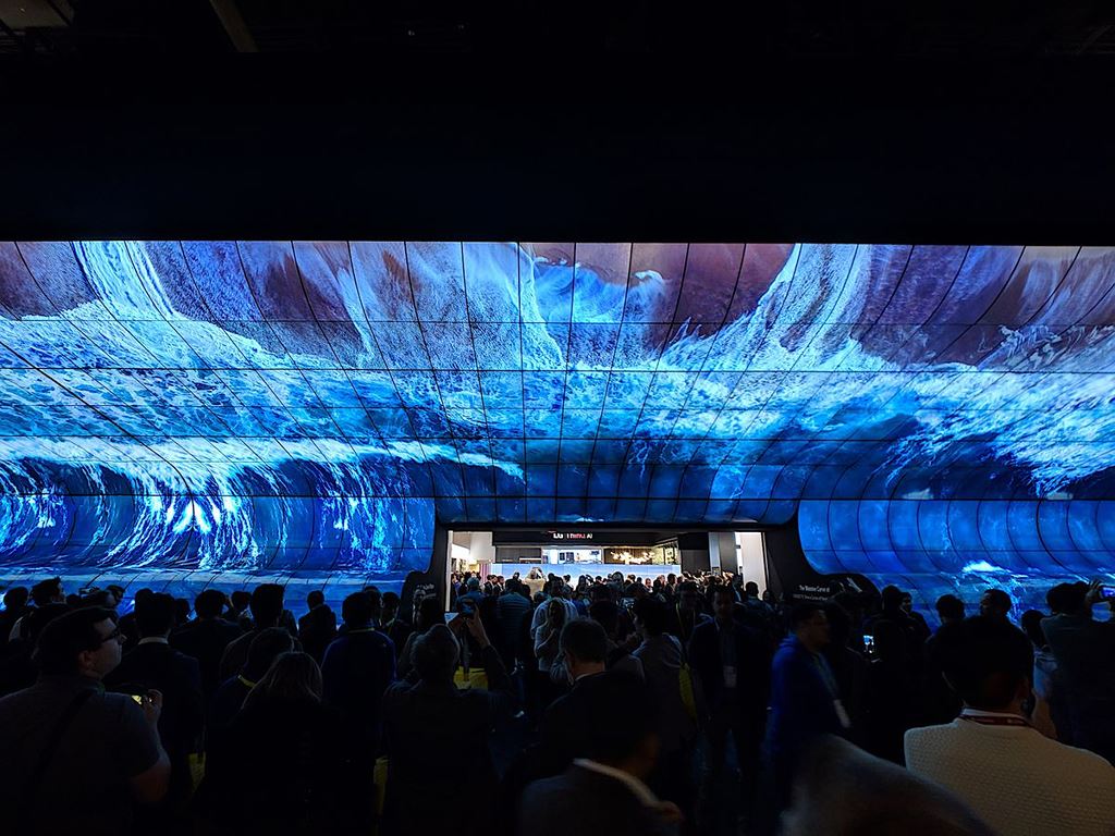 LG lại gây ấn tượng với màn hình OLED cong khổng lồ tại CES 2019 ảnh 1