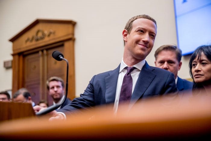 Nhìn lại thử thách 10 năm của Mark Zuckerberg: từ đeo cà vạt mỗi ngày, chỉ ăn thịt con vật mình giết được tới giải cứu Facebook