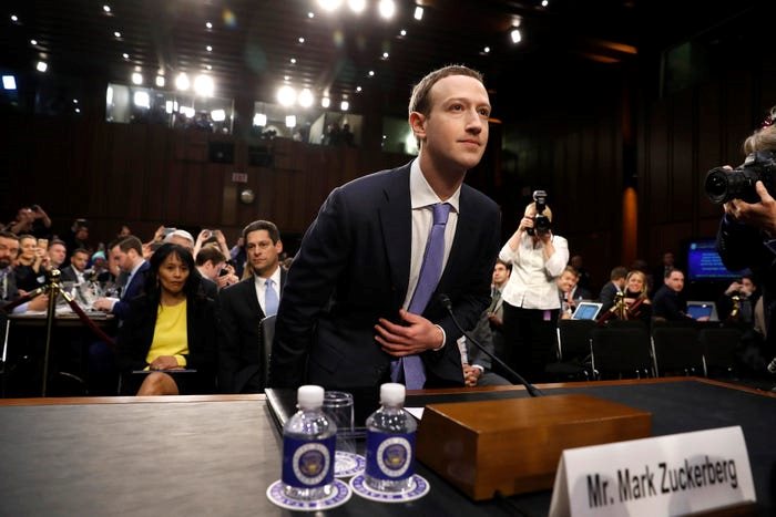Nhìn lại thử thách 10 năm của Mark Zuckerberg: từ đeo cà vạt mỗi ngày, chỉ ăn thịt con vật mình giết được tới giải cứu Facebook