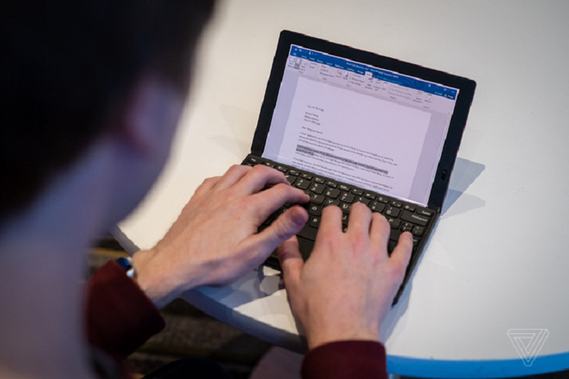 Laptop ThinkPad X1 Fold man hinh OLED gap cua Lenovo co gi thu vi?-Hinh-3
