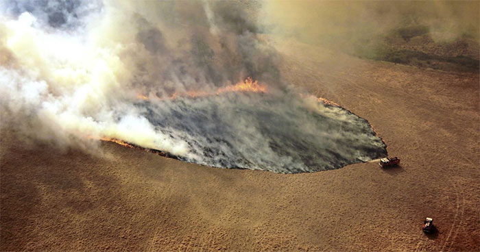 Khói lửa bốc lên từ đám cháy rừng tại Victoria, Australia.