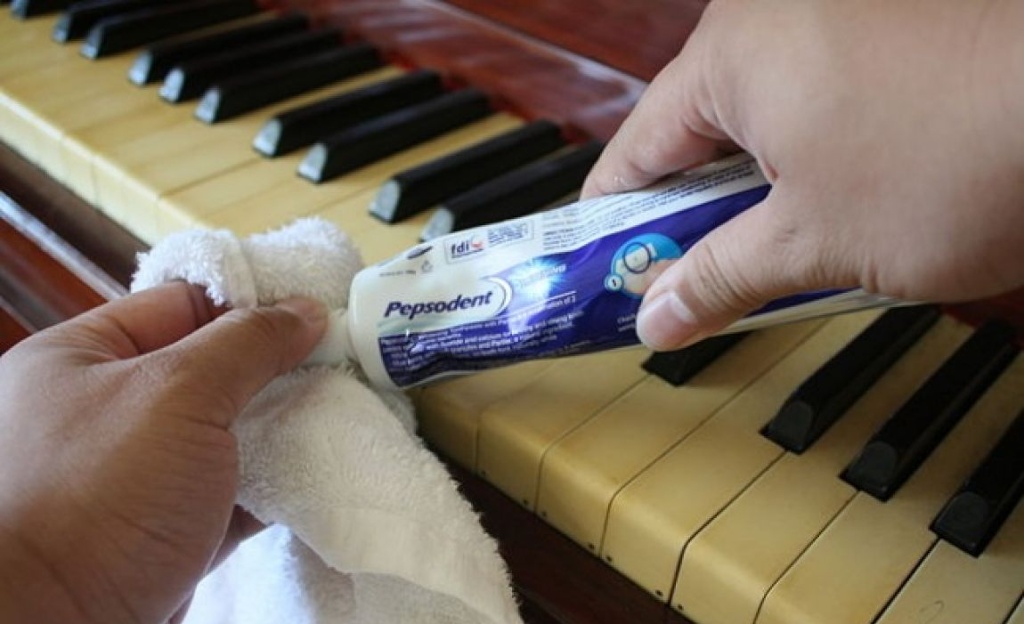 Các phím trên cây đàn piano có thể bị bẩn rất nhanh do tiếp xúc thường xuyên với các ngón tay. Đặt một lượng nhỏ kem đánh răng lên một miếng vải ướt và cẩn thận làm sạch các phím - bạn sẽ ngạc nhiên với độ hiệu quả nó mang lại.