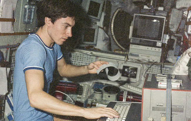 Phi hành gia Sergei Krrikalev làm việc trên trạm vũ trụ Mir.