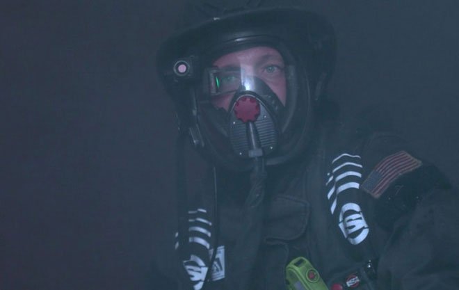 Mặt nạ giúp lính cứu hỏa nhìn xuyên đám cháy.